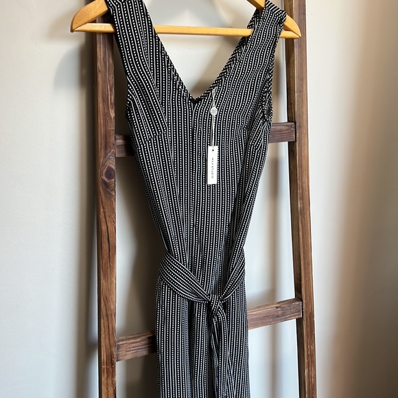 Max Studio Black/Cream V-Neck Jumpsuit. - Picture 3 of 10